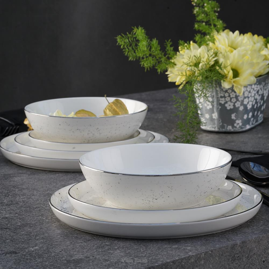 zestaw talerzy z białej porcelany dekorowany platyną