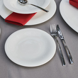 biały talerzyk porcelanowy na ciasto