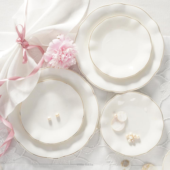 zestaw obiadowy z porcelany ręcznie malowanej złotem na stole