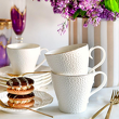 naczynia porcelanowe na stole