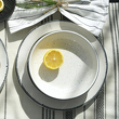 elegancki zestaw talerzy porcelanowy z reaktywnego szkliwa w czarne kropki do kuchni