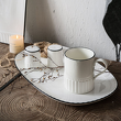 kubek, solniczka i pieprzniczka na półmisku porcelanowym