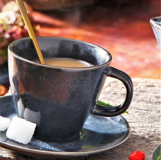 filiżanka do kawy niebieska ze złotą łyżeczką