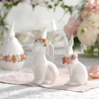 porcelanowy zając wielkanocny z kwiatami 