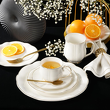 eleganckie naczynia porcelanowe na czarnym tle