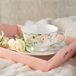 elegancka porcelanowa filiżanka do herbaty w kwiaty na stół