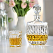 Karafka i szklanka whisky na stole