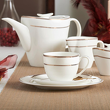 serwis porcelanowy z delikatnym wzorem koronki i złotymi zdobieniami