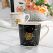 pojemny kubek porcelanowy czarno-biały ze złotym liściem monstery