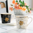 pojemne kubki porcelanowe czarno-białe ze złotym liściem monstery