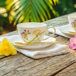 elegancka filiżanka porcelanowa ręcznie dekorowana złotem na stole