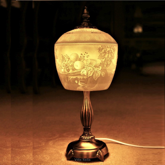 lampa porcelanowa z kloszem w owoce