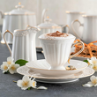 serwis do kawy, filiżanka ze spodkiem, mlecznik i talerzyk deserowy z porcelany z ażurowym wzorem