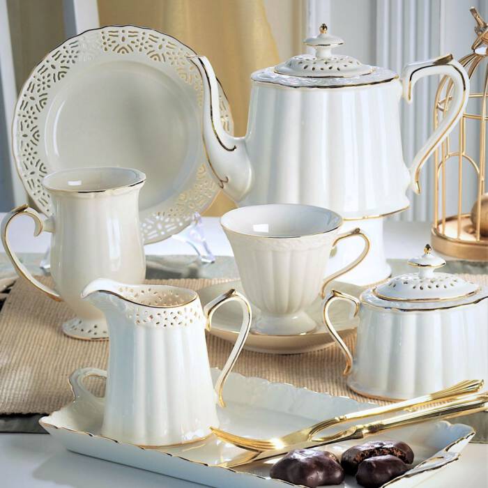 Serwis do kawy herbaty porcelanowy na 12 osób CLARA Gold Ivory