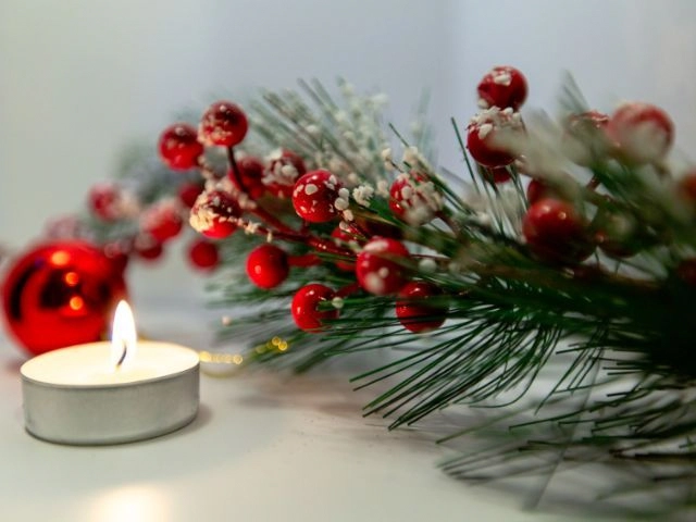 Gałązka iglasta ze sztucznymi owocami