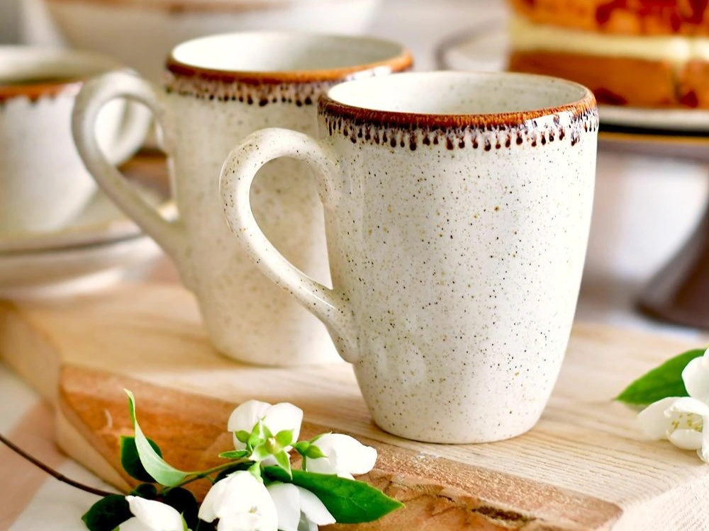 Kubeczki ceramiczne beżowe z reaktywnym szkliwem