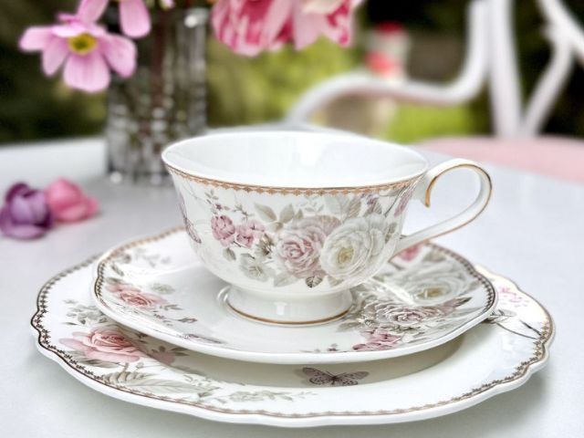 Filiżanka porcelanowa w kwiaty