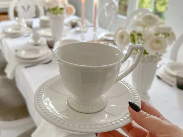 biała filiżanka ze spodkiem