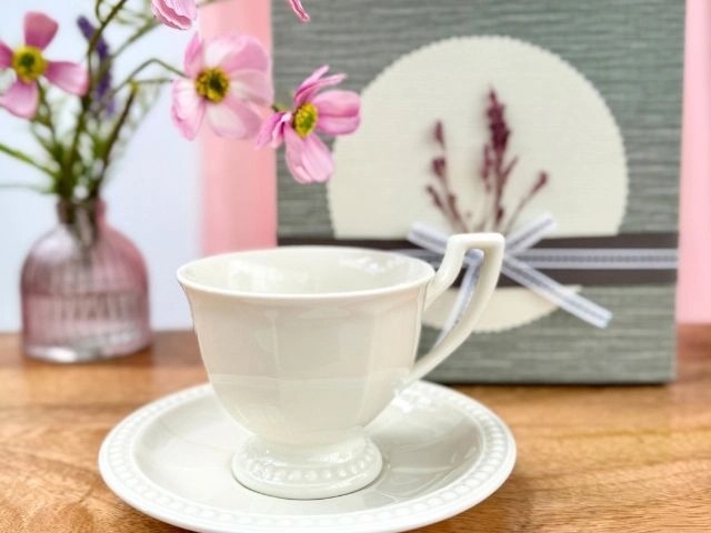 Filiżanka porcelanowa i pudełko ozdobne