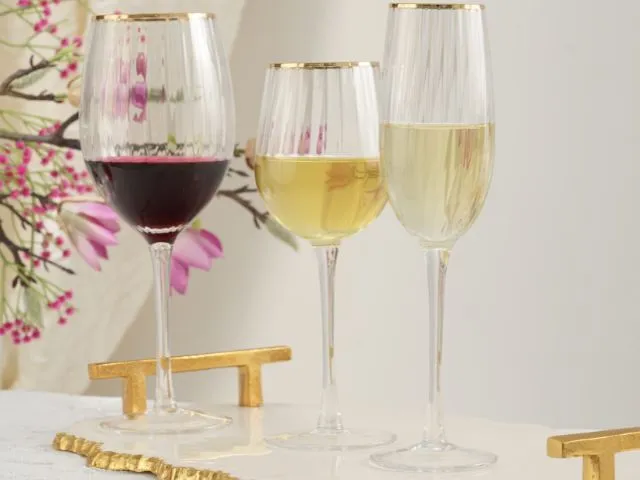 Kieliszki do wina ryflowane ze złotem