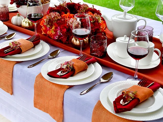 zastawa porcelanowa na stole