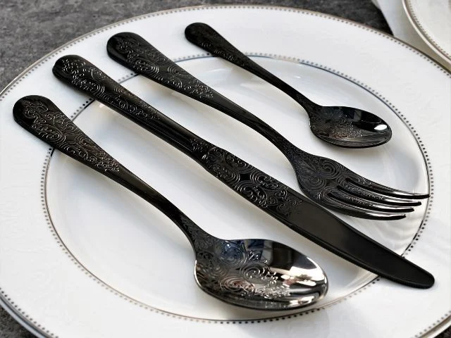 Ekskluzywne czarne sztućce Antique Black z finezyjnymi zdobieniami