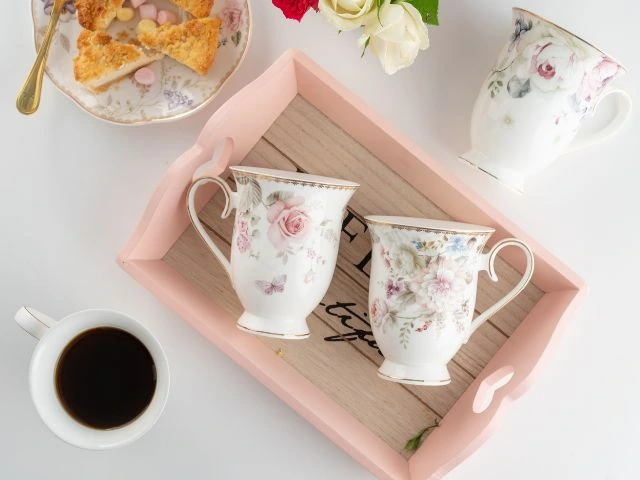 Kubki porcelanowe na tacy
