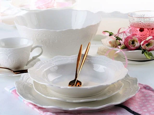 Prowansalska porcelana z kolekcji Aurelia z motywami kwiatowymi