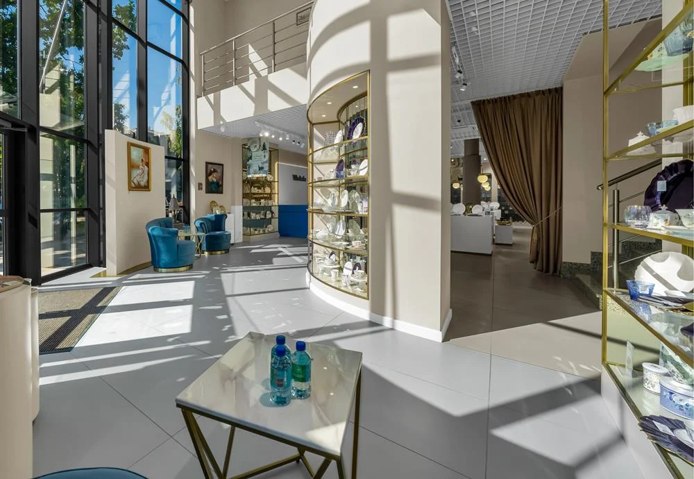 Salon firmowy Villa Italia w Piasecznie Salon firmowy Villa Italia w Piasecznie po przebudowie — otwarta przestrzeń z ekspozycją zastawy