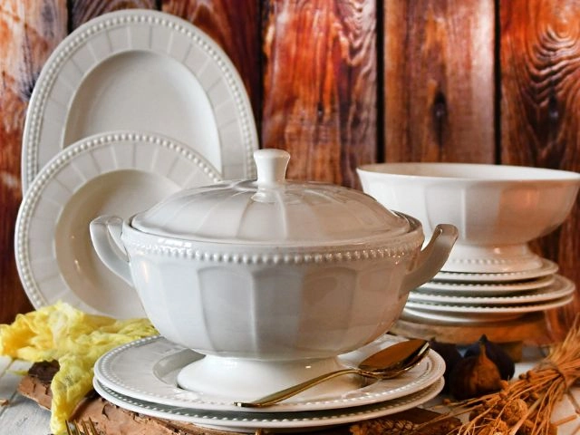Waza do zupy ceramiczna w klasycznym stylu z uchwytami