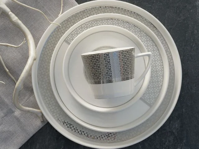 Srebrne dekoracje na Wigilię z zastawą porcelanową Shiro z platynową obwódką