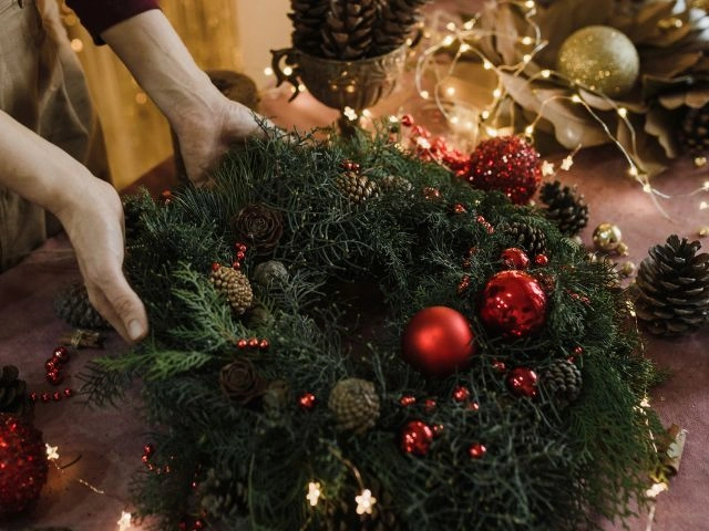 Stroik bożonarodzeniowy ze sztucznych gałązek Stroik bożonarodzeniowy ze sztucznych gałązek