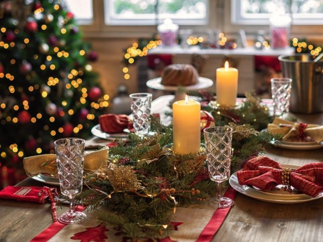 Wigilijny stół z girlandą Wigilijny stół - nakrycie stołu