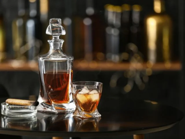 Komplet szklanek do whisky i karafka z kolekcji Brigitta