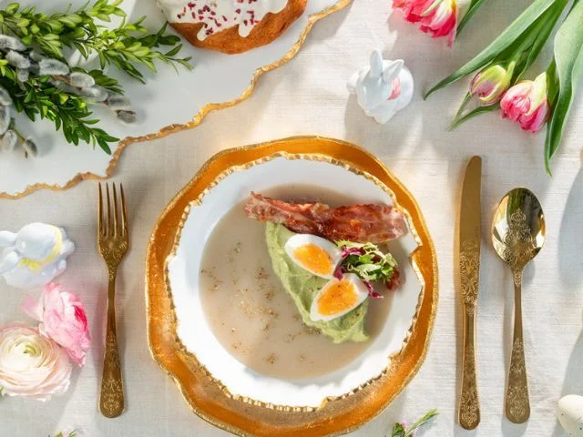 Sztućce złote Antique Gold na świątecznym stole