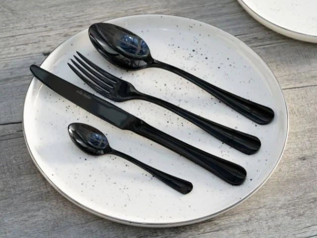 Solidne sztućce czarne Slim Black na eleganckim stole