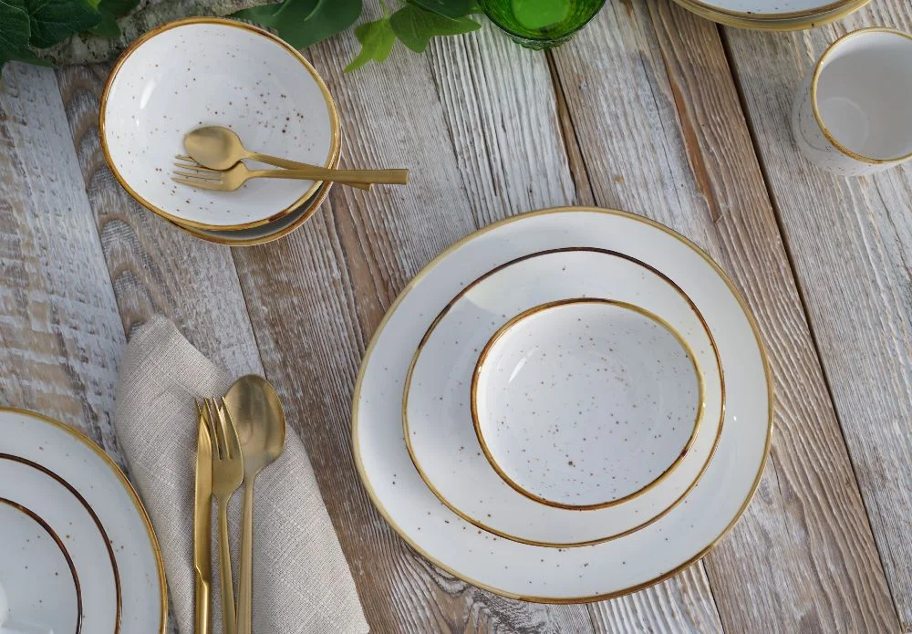 Talerze i miseczki porcelanowe AMMOS – kolekcja z nieregularnymi formami inspirowanymi naturą