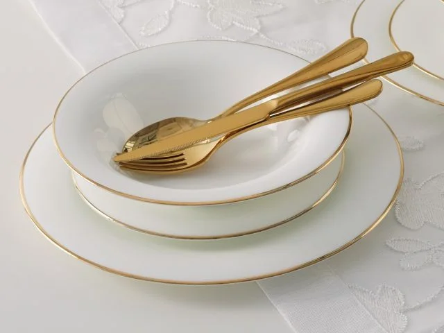 Talerze porcelanowe Naomi Gold ze złotymi zdobieniami na świątecznym stole