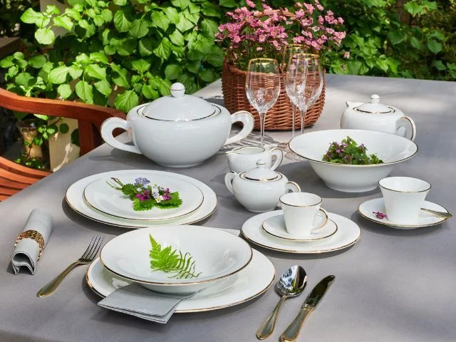 Zastawa porcelanowa Naomi Gold ze złotymi zdobieniami na nakrytym stole