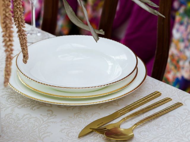Eleganckie talerze dekorowane złotem