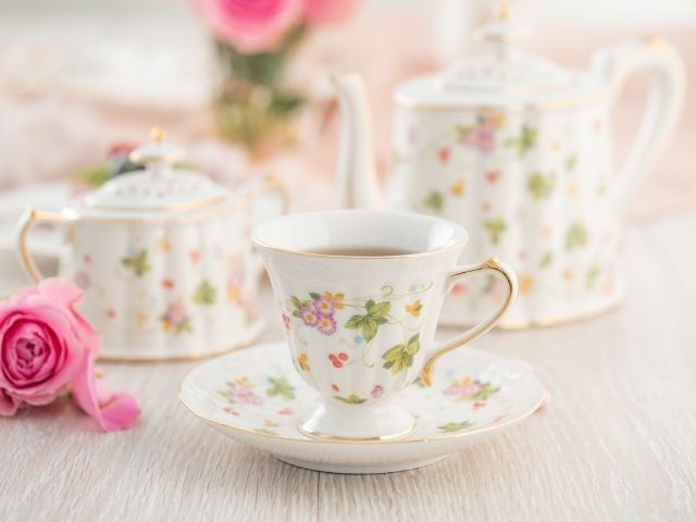 Serwis porcelanowy w drobne kwiatki