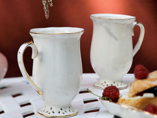 kubki porcelanowe ze złotą dekoracją i ażurem