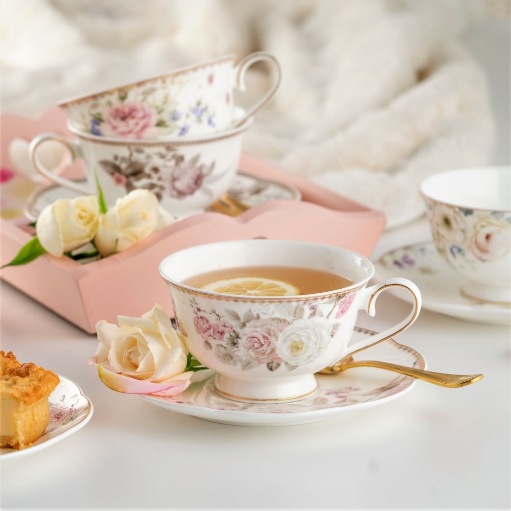 Filiżanki porcelanowe w kwiaty