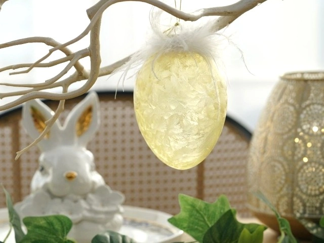 żółte jajko szklane na prezent