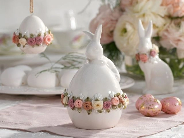 porcelanowe jajko wielkanocne z zajacem i z kwiatkami