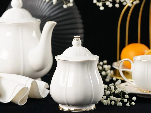 Cukiernica porcelanowa ze złotem