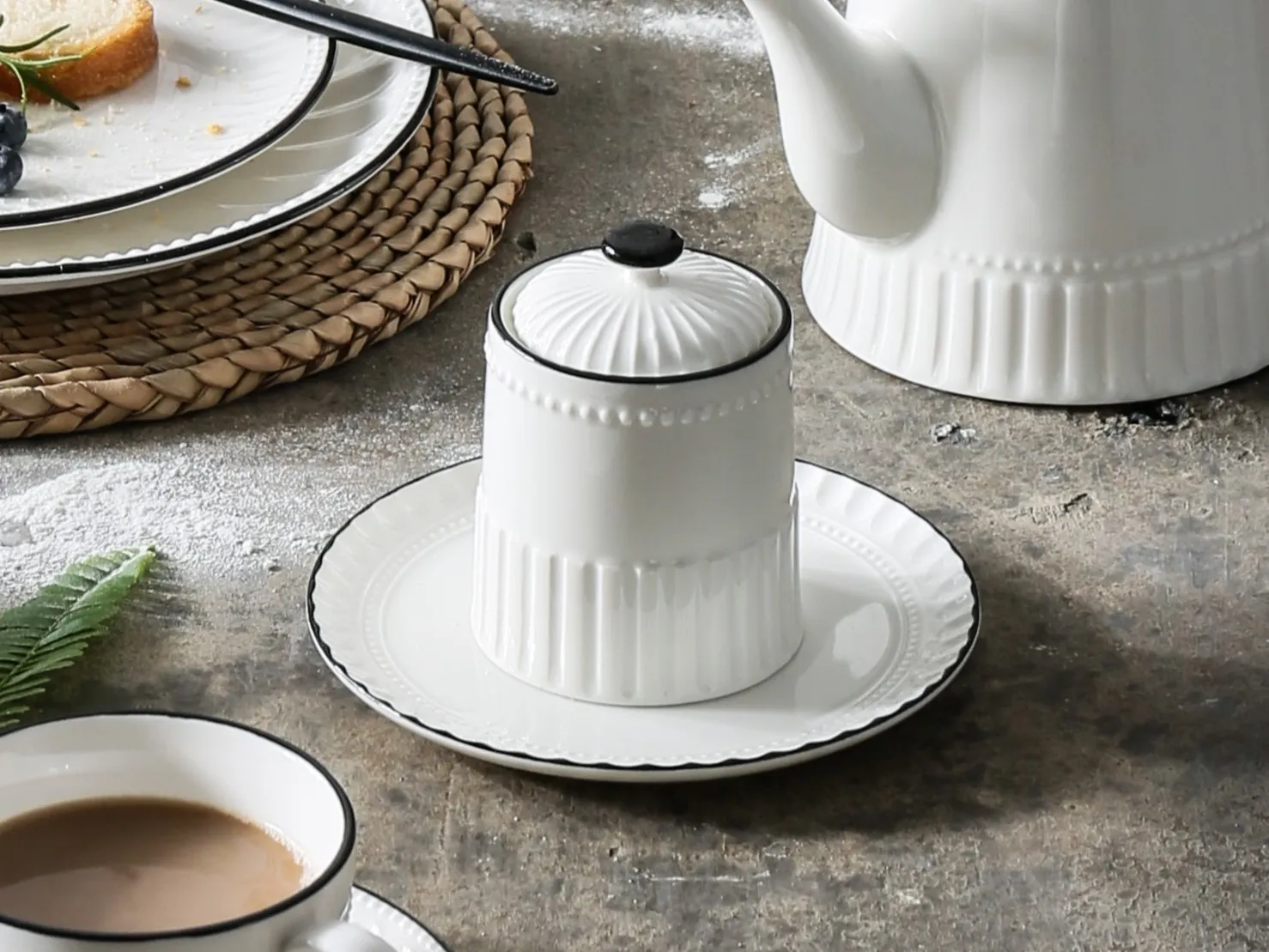 Cukiernica porcelanowa w rustykalnym stylu