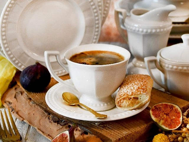 biała filiżanka z porcelany szlachetnej