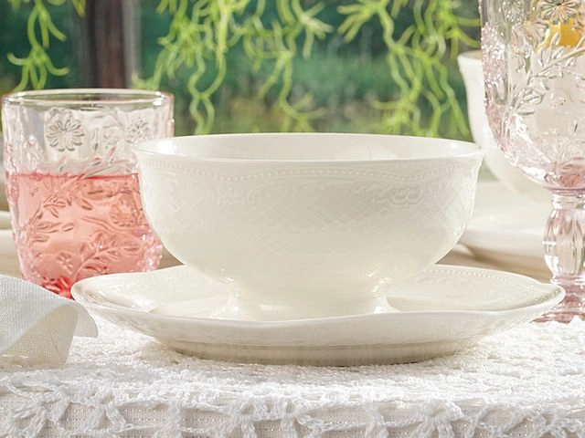 Salaterka ceramiczna kremowa z reliefem, w klasycznym stylu