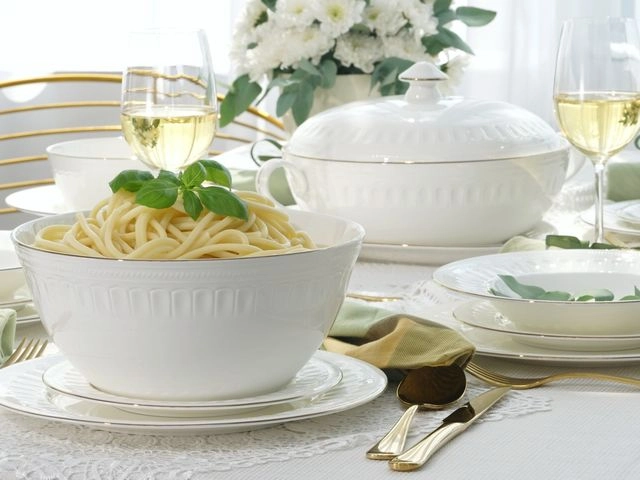 Serwis obiadowy porcelanowy ze złotą linią i reliefem